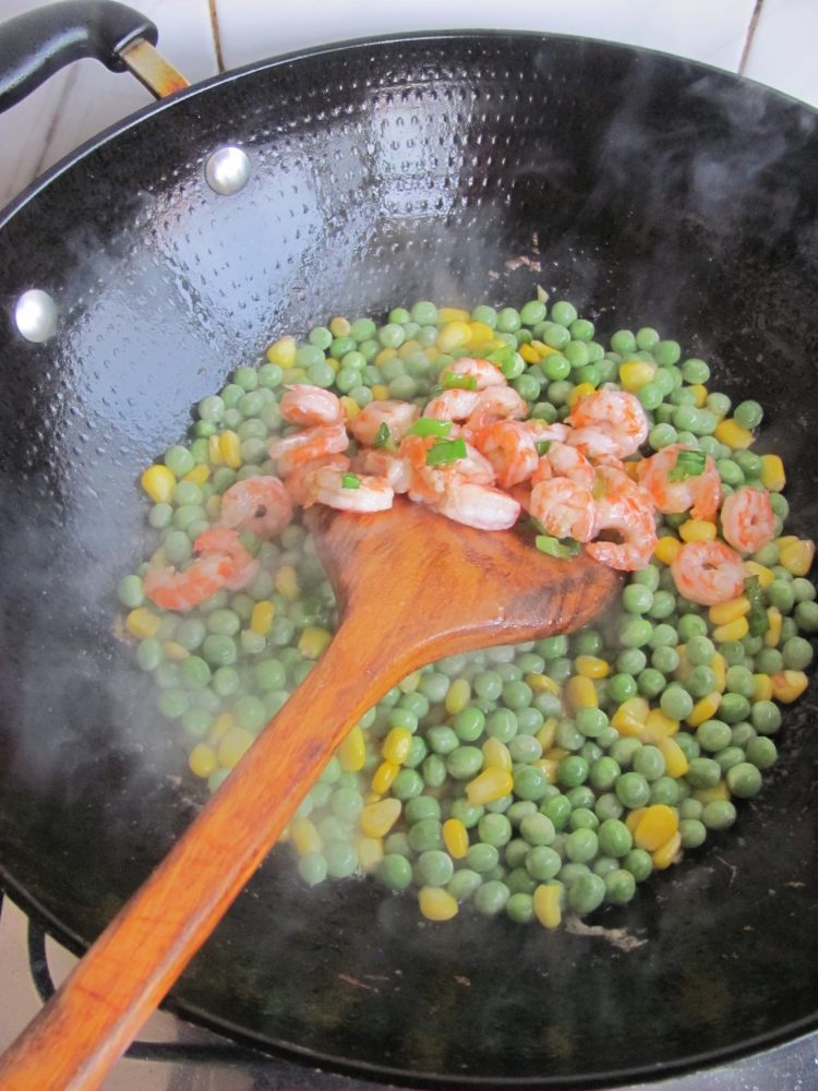 豌豆玉米虾仁步骤12