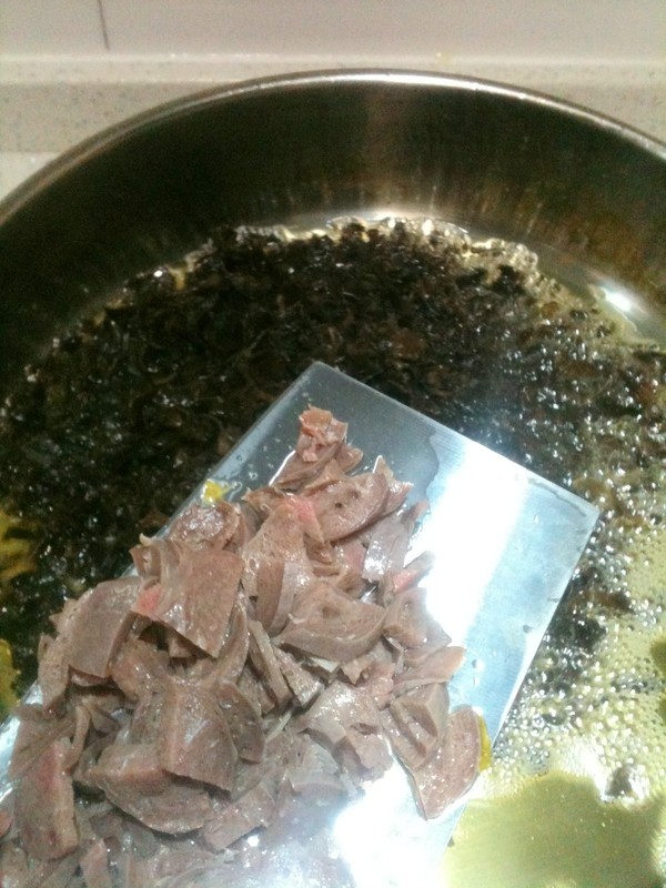 木耳碎肉炒饭步骤3