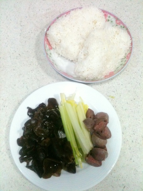 木耳碎肉炒饭步骤1