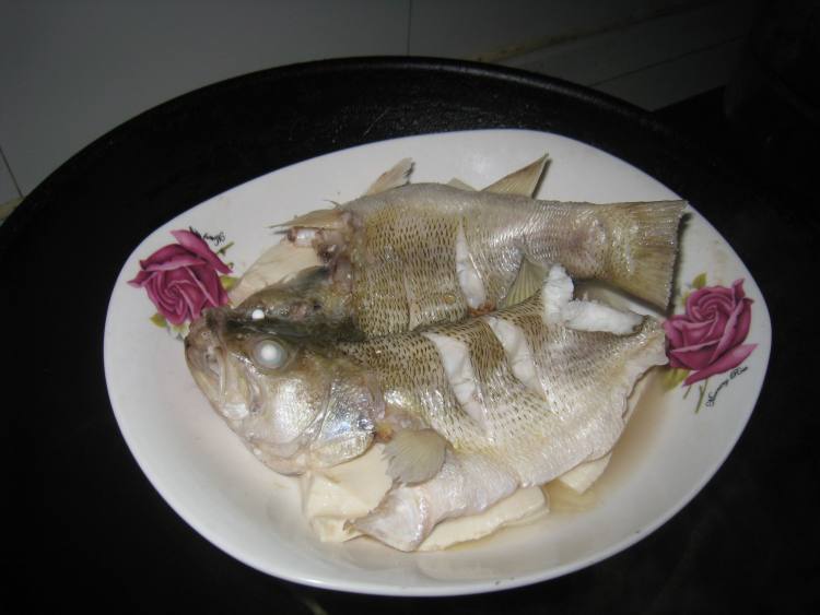 鲈鱼蒸豆腐步骤4