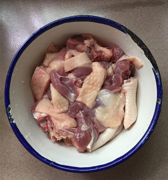 酸萝卜烧鸭肉步骤1