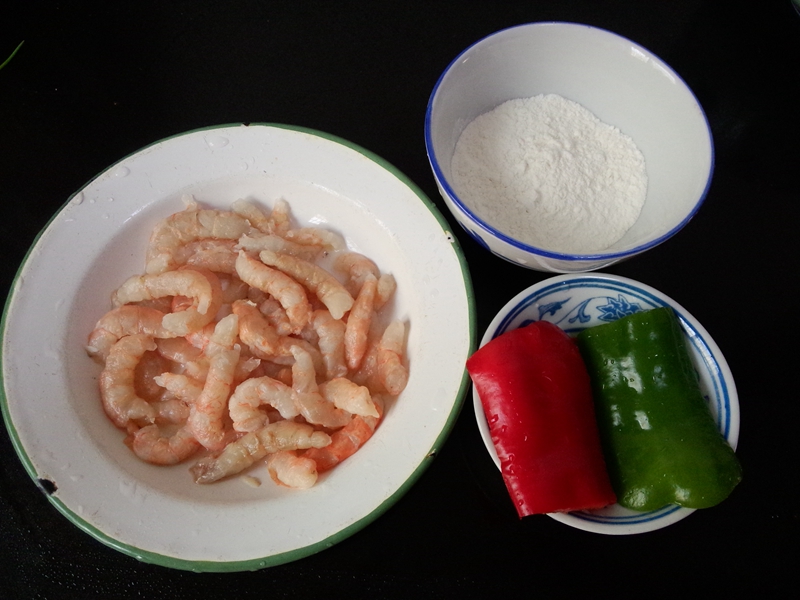 虾仁青红椒饼步骤1