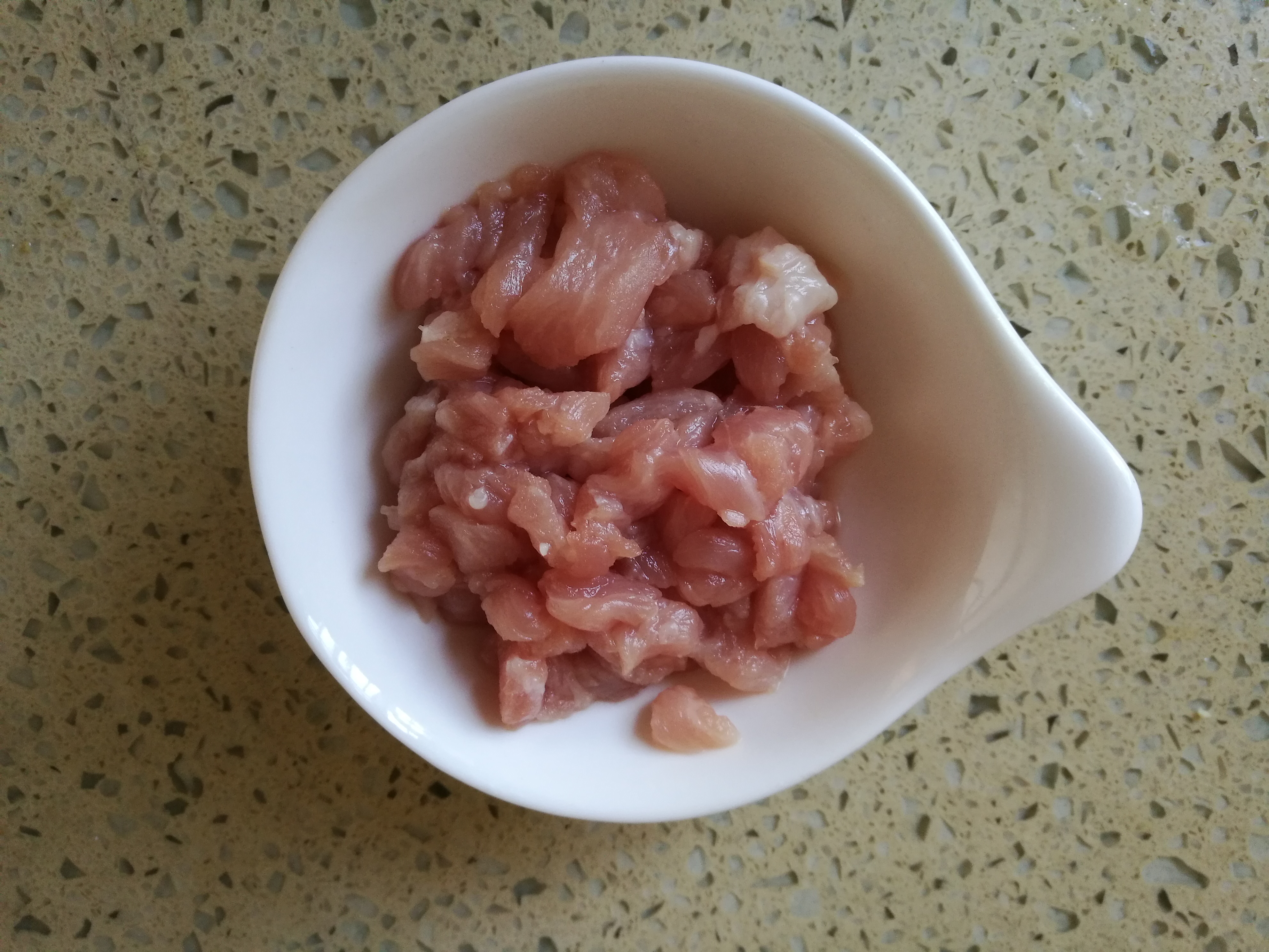 秋葵胡萝卜炒肉丁步骤1