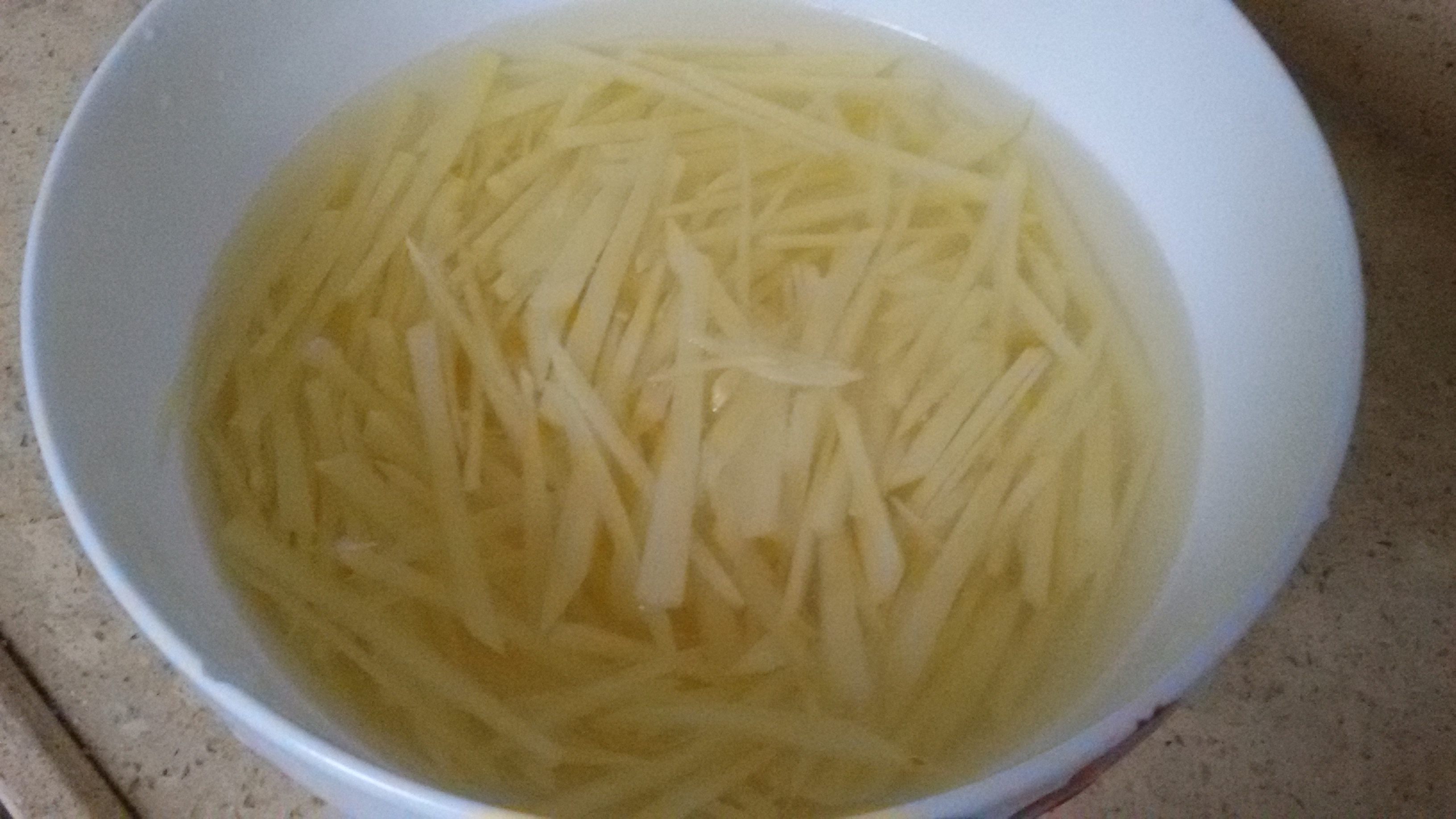 虾米鸡蛋炒土豆丝步骤1