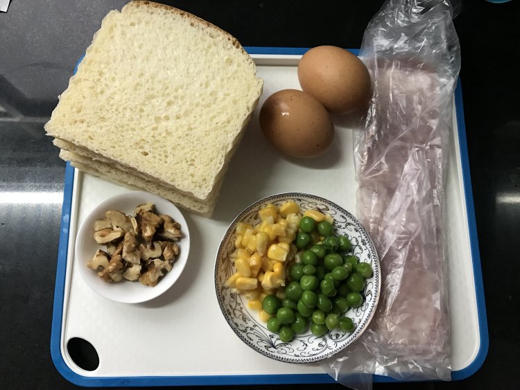 能量吐司培根卷步骤1