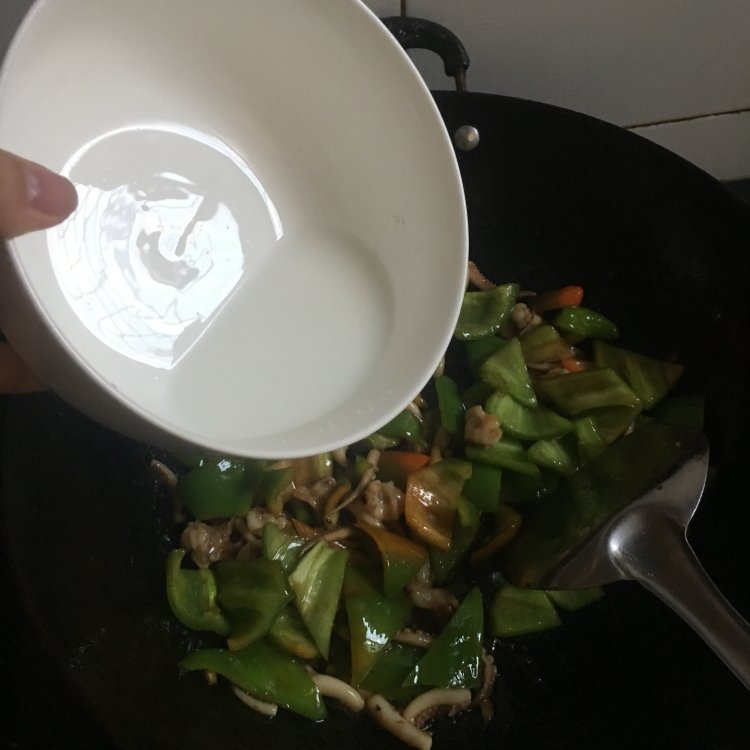 青椒鱿鱼须步骤12