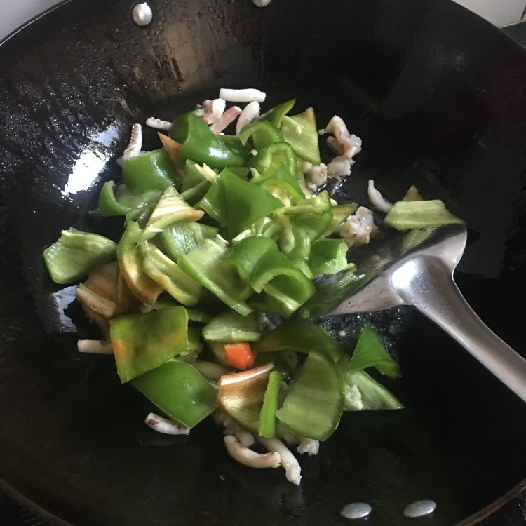 青椒鱿鱼须步骤9