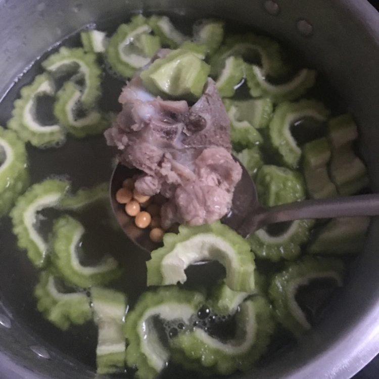 苦瓜黄豆骨头汤步骤6