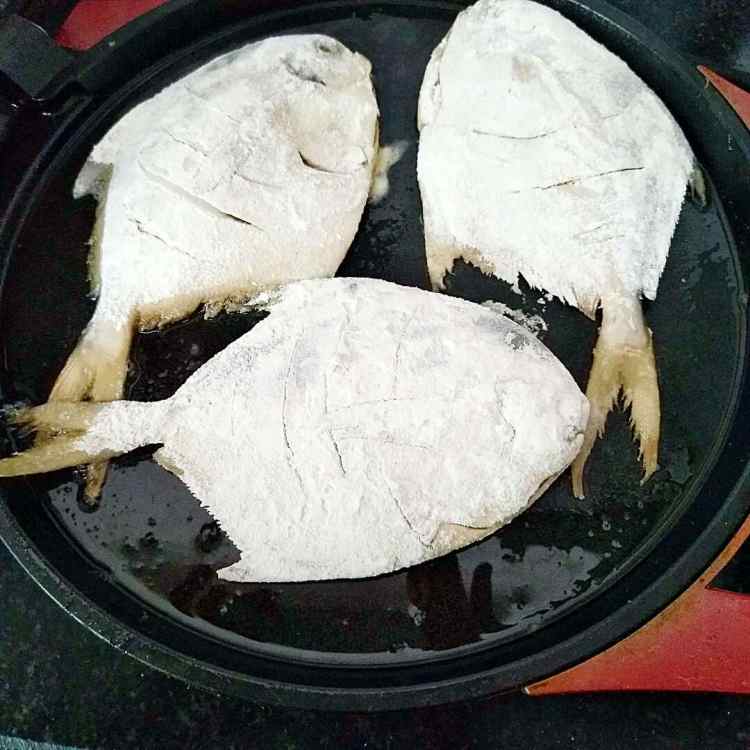 椒盐香酥烤鱼步骤7