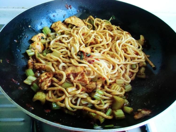 鸡肉炒面步骤10
