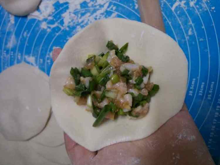 葱香肉包步骤7