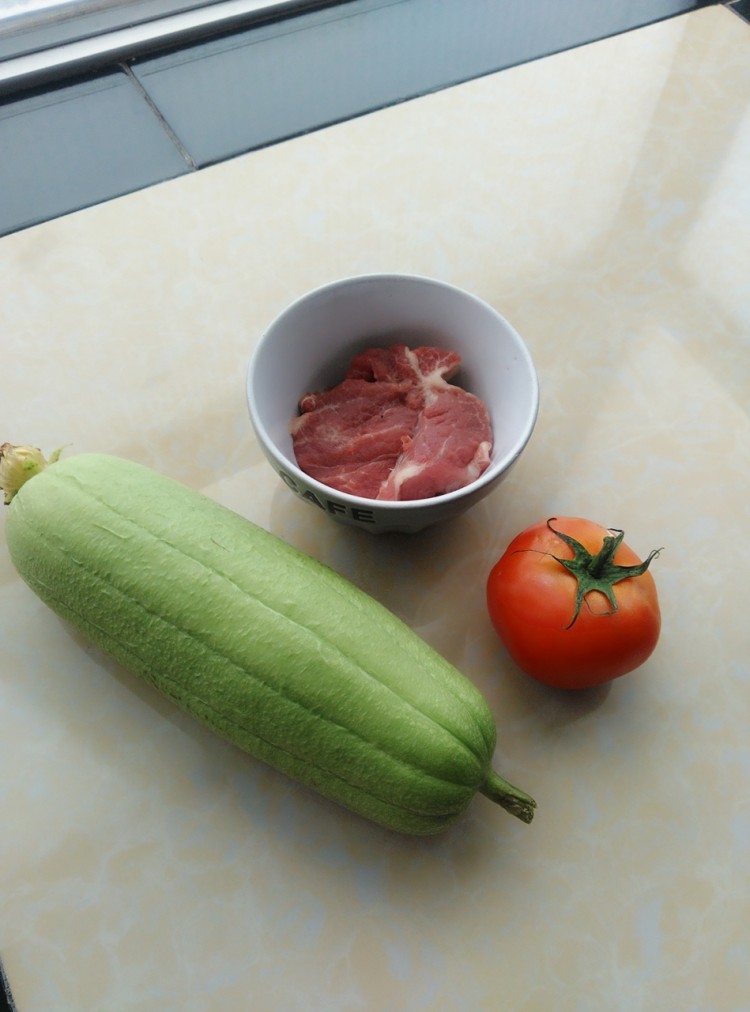 番茄丝瓜瘦肉汤步骤1