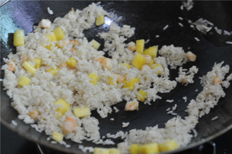 菠萝虾仁炒饭步骤9