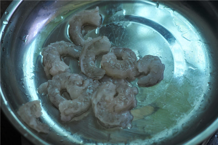 菠萝虾仁炒饭步骤4