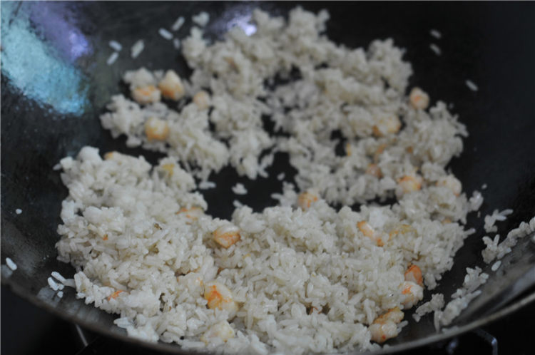 菠萝虾仁炒饭步骤8