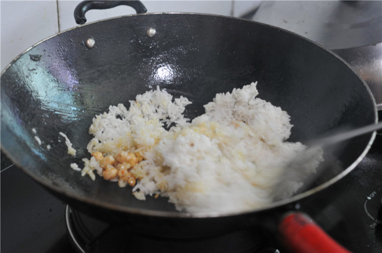 菠萝虾仁炒饭步骤7