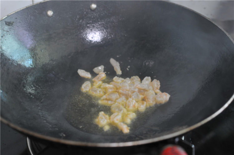 菠萝虾仁炒饭步骤6
