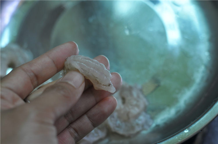 菠萝虾仁炒饭步骤3