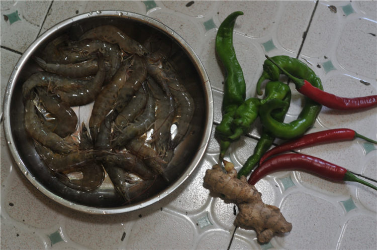 菠萝虾仁炒饭步骤1