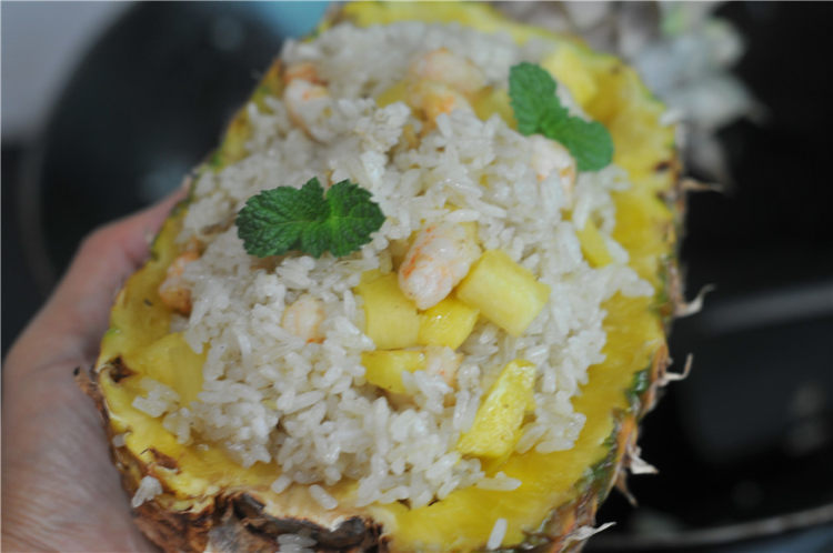 菠萝虾仁炒饭步骤10