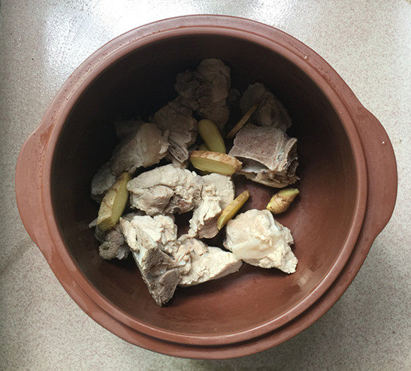 凉瓜黄豆煲龙骨汤步骤7