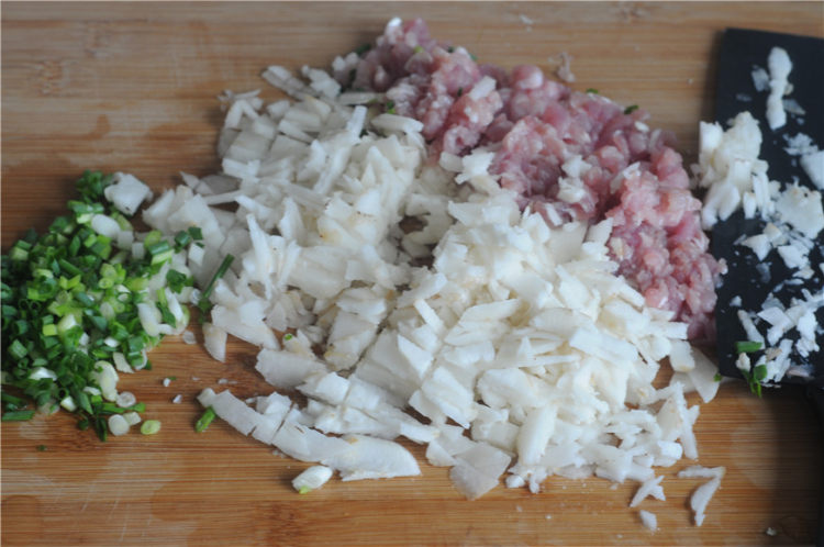 荸荠瘦肉鸡蛋饺子步骤3