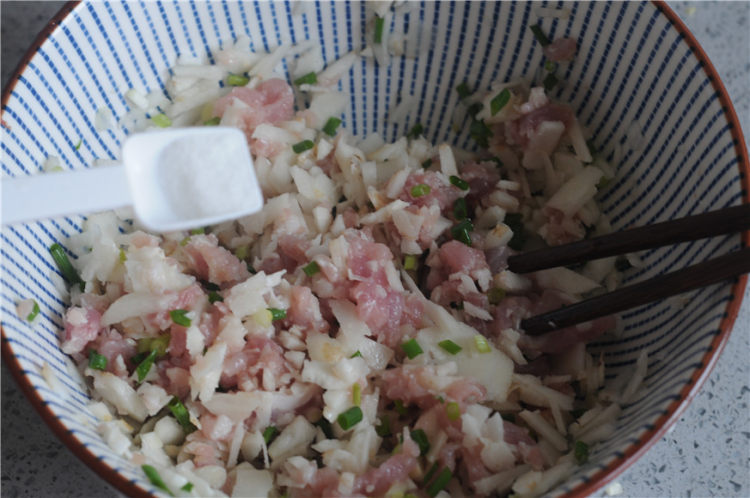 荸荠瘦肉鸡蛋饺子步骤5