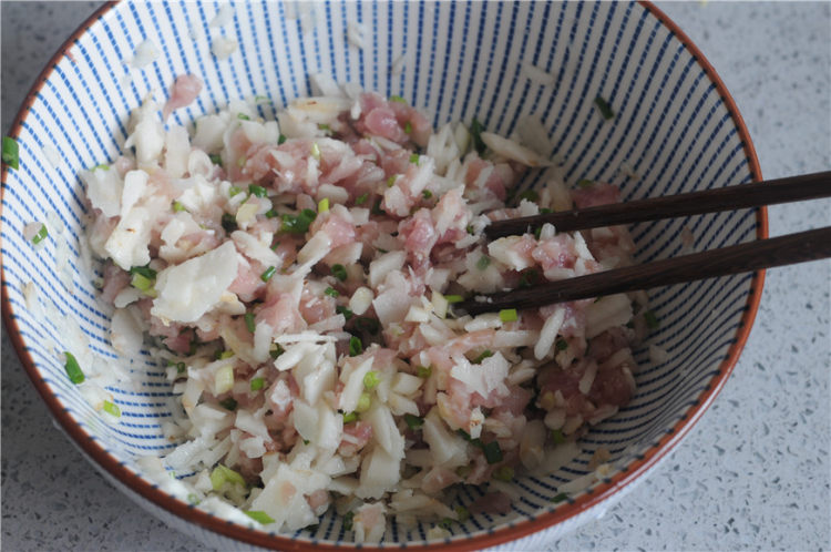 荸荠瘦肉鸡蛋饺子步骤6