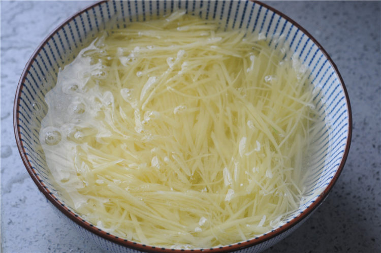 凉拌香辣土豆丝步骤5