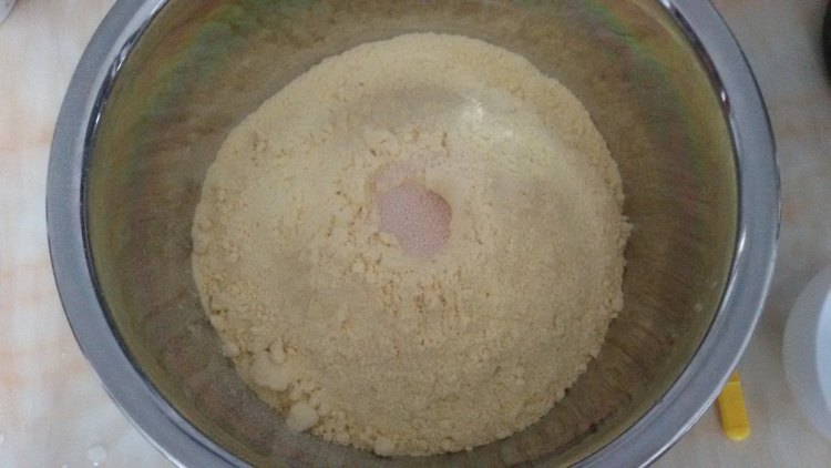 小米发面豆沙饼步骤1