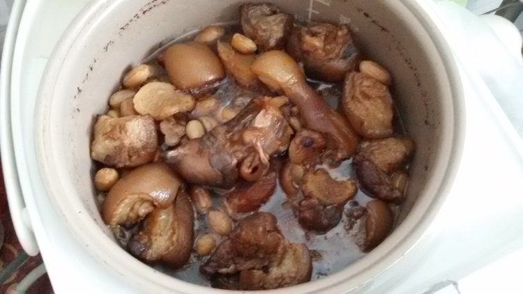 花生炖猪脚步骤6