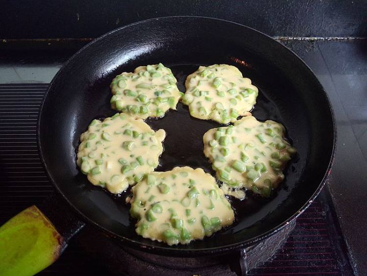 豇豆鸡蛋饼步骤7