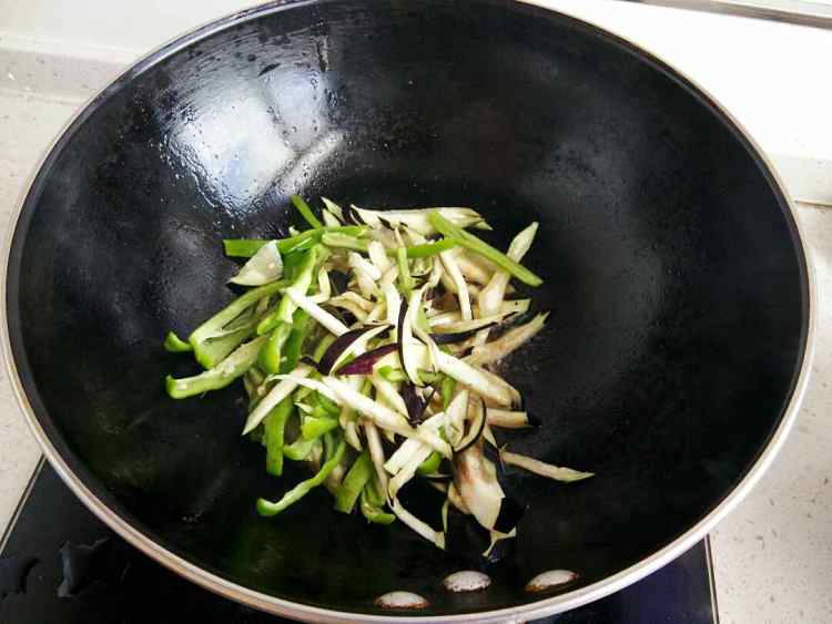 辣味茄丝鸡蛋焖炒面步骤3