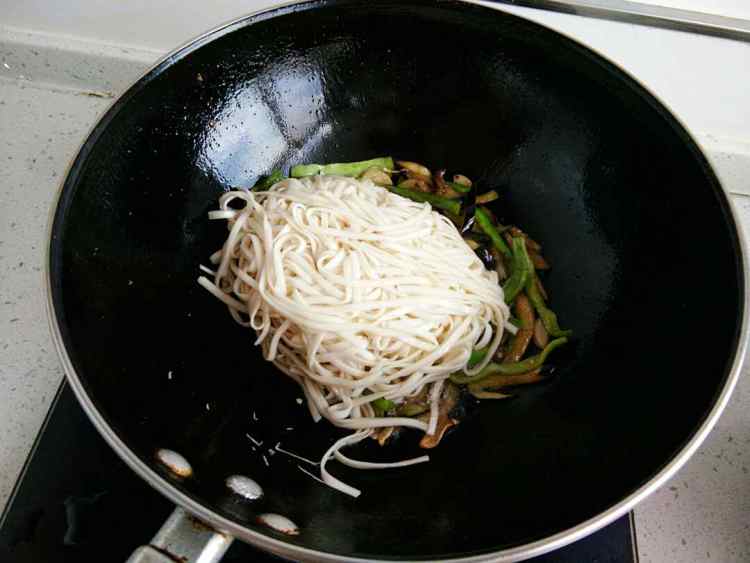 辣味茄丝鸡蛋焖炒面步骤5