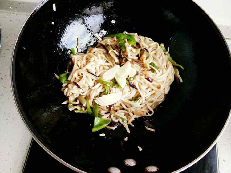辣味茄丝鸡蛋焖炒面步骤9