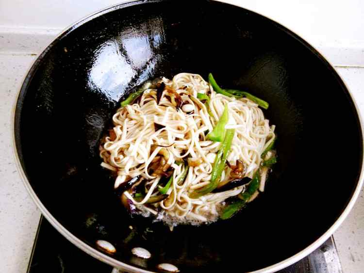 辣味茄丝鸡蛋焖炒面步骤6