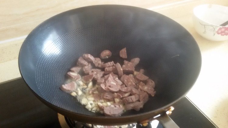 牛肉丸炒花菜步骤4