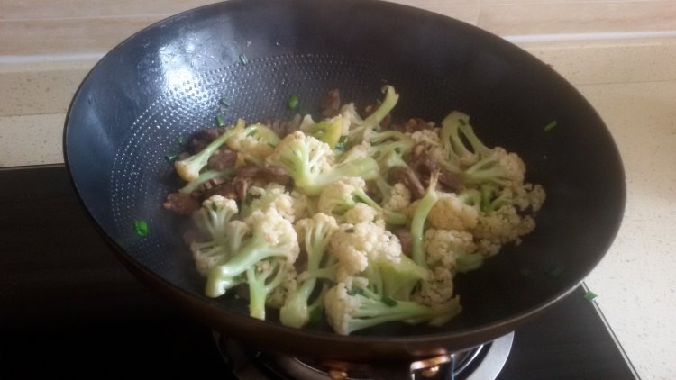 牛肉丸炒花菜步骤7