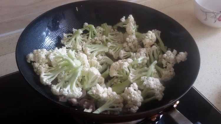 牛肉丸炒花菜步骤5