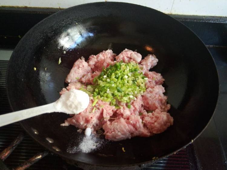 西瓜皮肉馅生煎饺步骤5