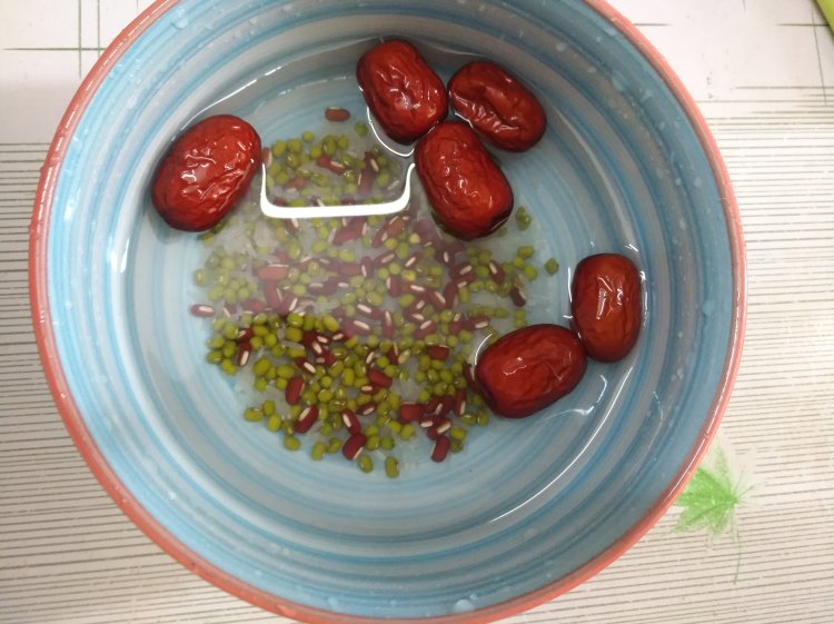 桂圆南瓜红枣绿豆汤步骤2