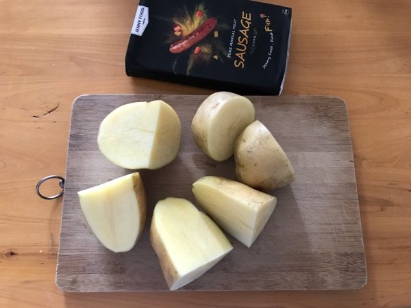 香肠土豆棒配蔬果沙拉步骤2