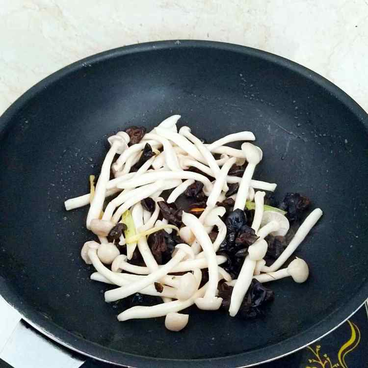 鲜虾菌菇面步骤4