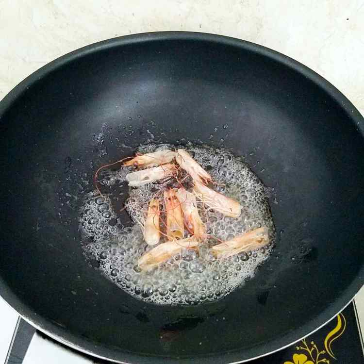 鲜虾菌菇面步骤3