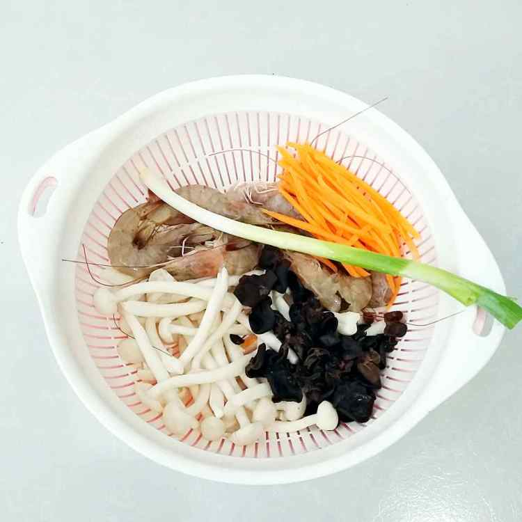 鲜虾菌菇面步骤1