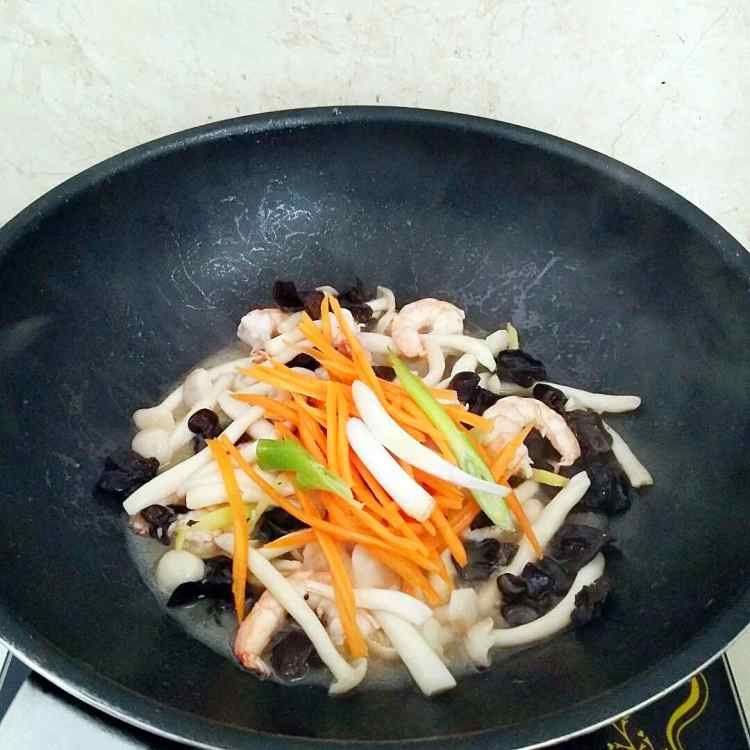 鲜虾菌菇面步骤6