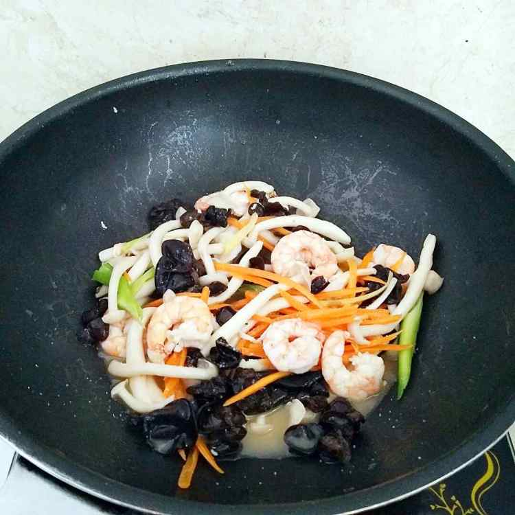 鲜虾菌菇面步骤7
