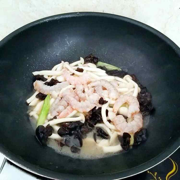 鲜虾菌菇面步骤5