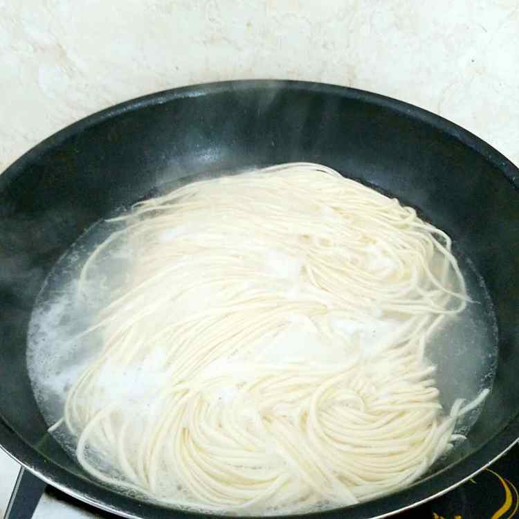 鲜虾菌菇面步骤9