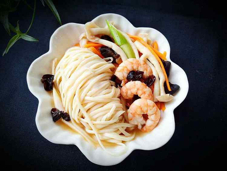 鲜虾菌菇面步骤10